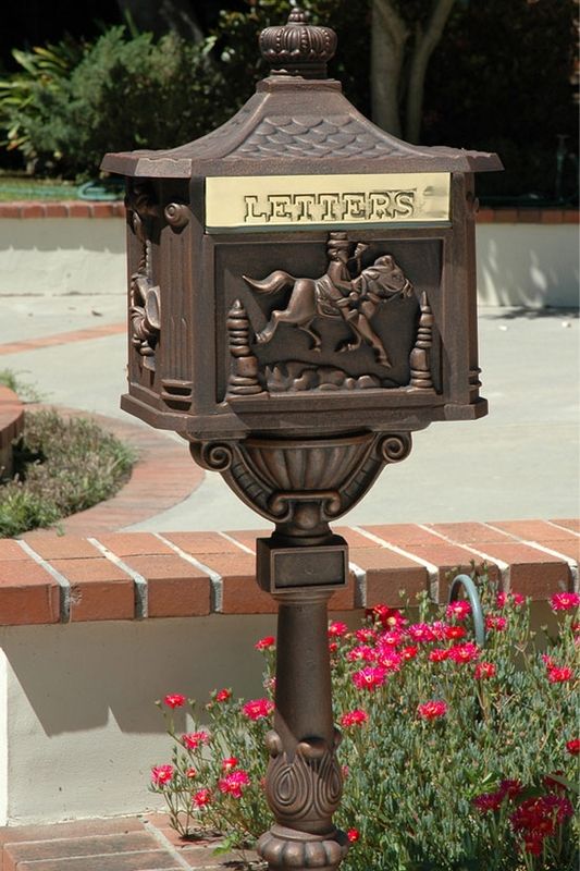 Locking Victorian Pedestal Mailbox