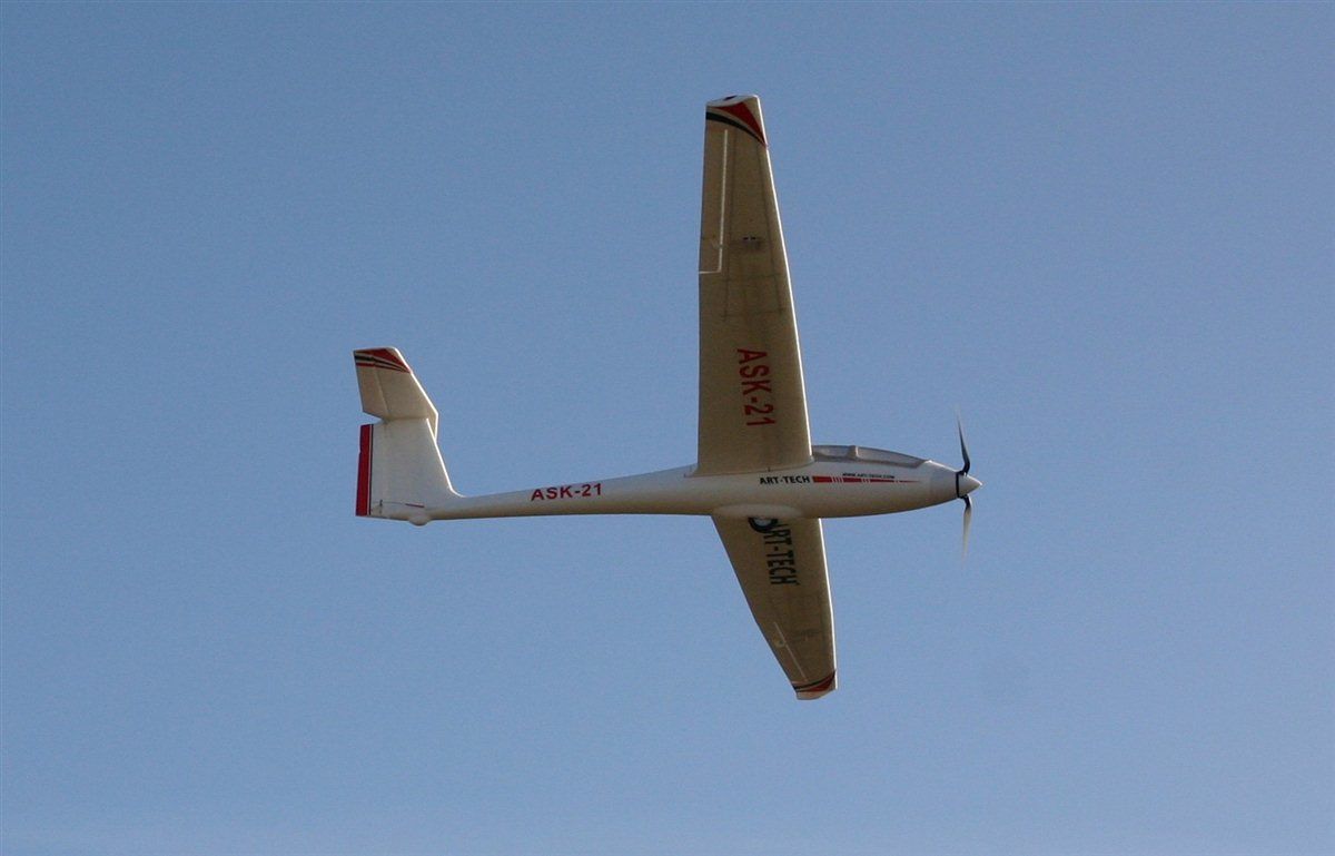 Sie bieten hier auf ein sehr schönes Flugzeug mit 4 Kanal RC Anlage