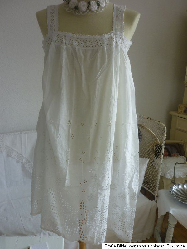 altes Kleid Nachthemd Spitze Lochstickerei Shabby Chic Frankreich Deko