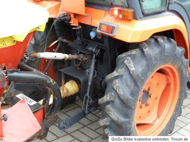 Kubota ST 30 mit Schneeschild Streuer von Iseki Traktor Kleintraktor