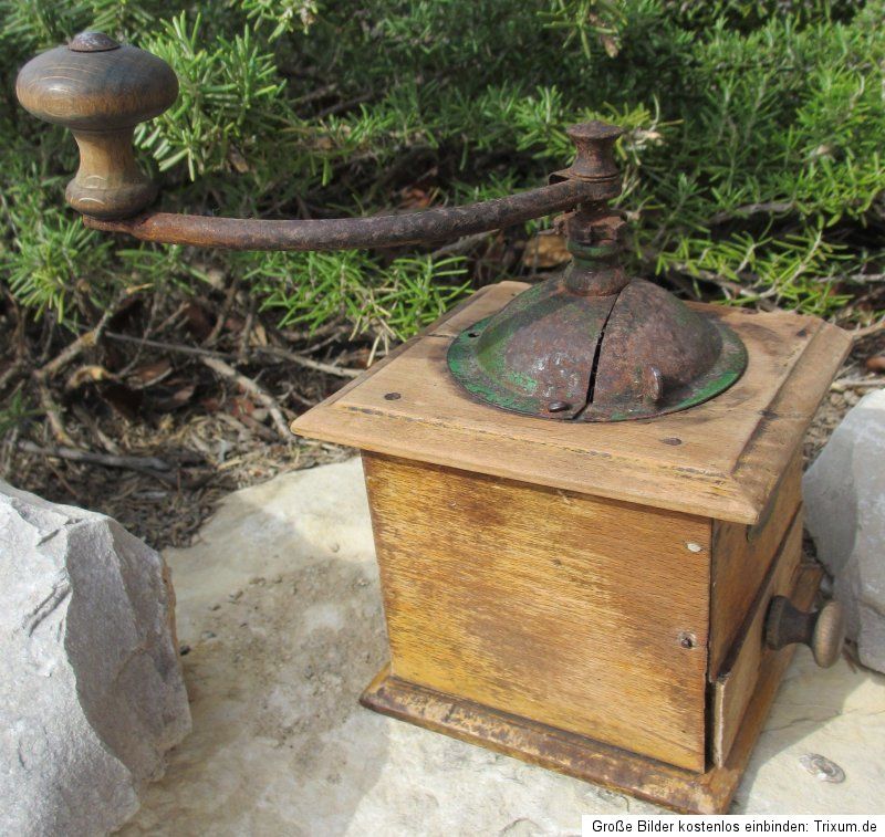 eine alte Kaffeemühle aus Frankreich von Peugeot. Hergestellt um 1910