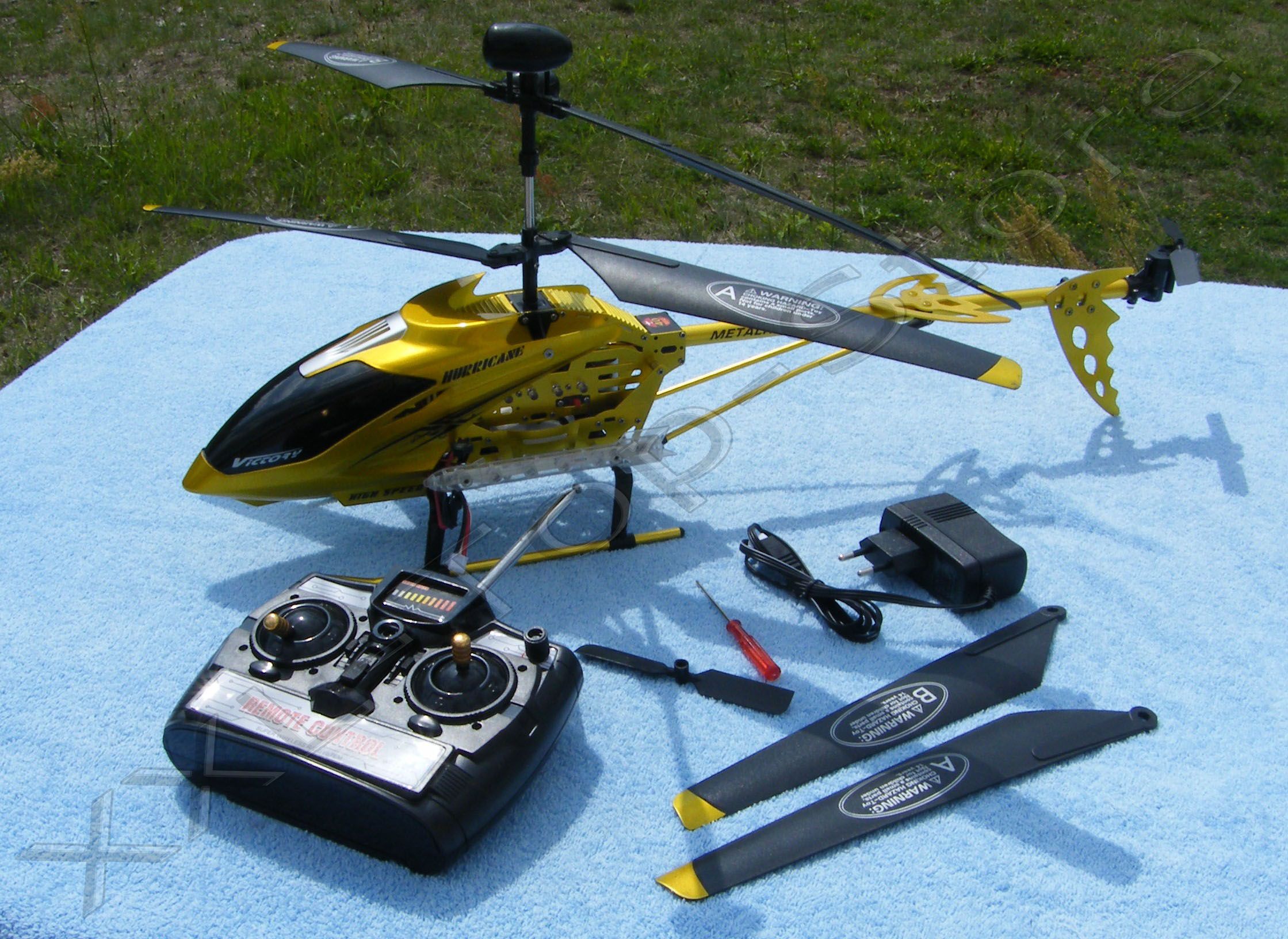 Großer RC Helicopter 70 cm Gyro Beleuchtung H73 1 gold KZ999 777A