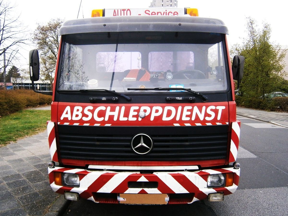 Abschleppwagen Mercedes 814 Schiebeplatu // Brille // Seilwende