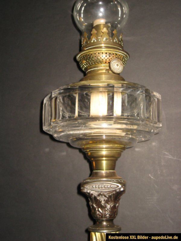 alte Petroleumlampe, ca. 1870 Brenner H&S mit Drachenmotive, massiv