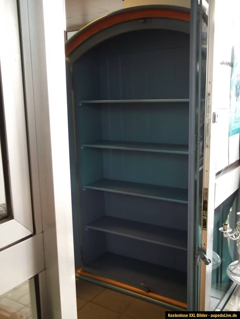 Schöner antiker Schrank massiv Pinie   mit Verschluss   Vitrine