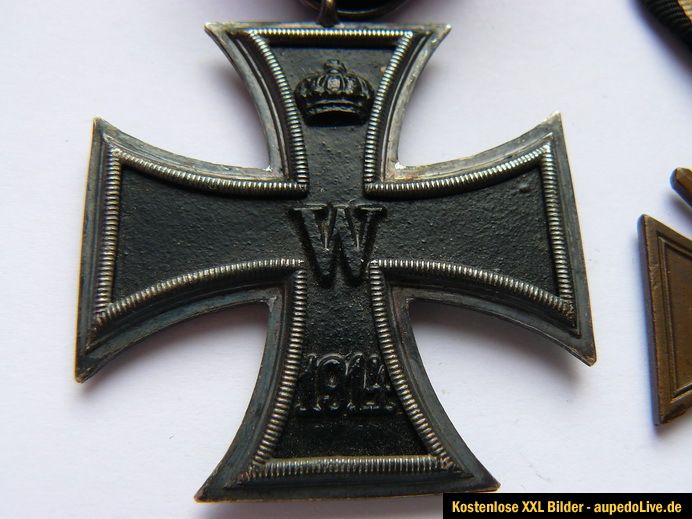 Eisernes Kreuz mit Punze ( V ? ) im Bandring . Frontkämpfer kreuz mit